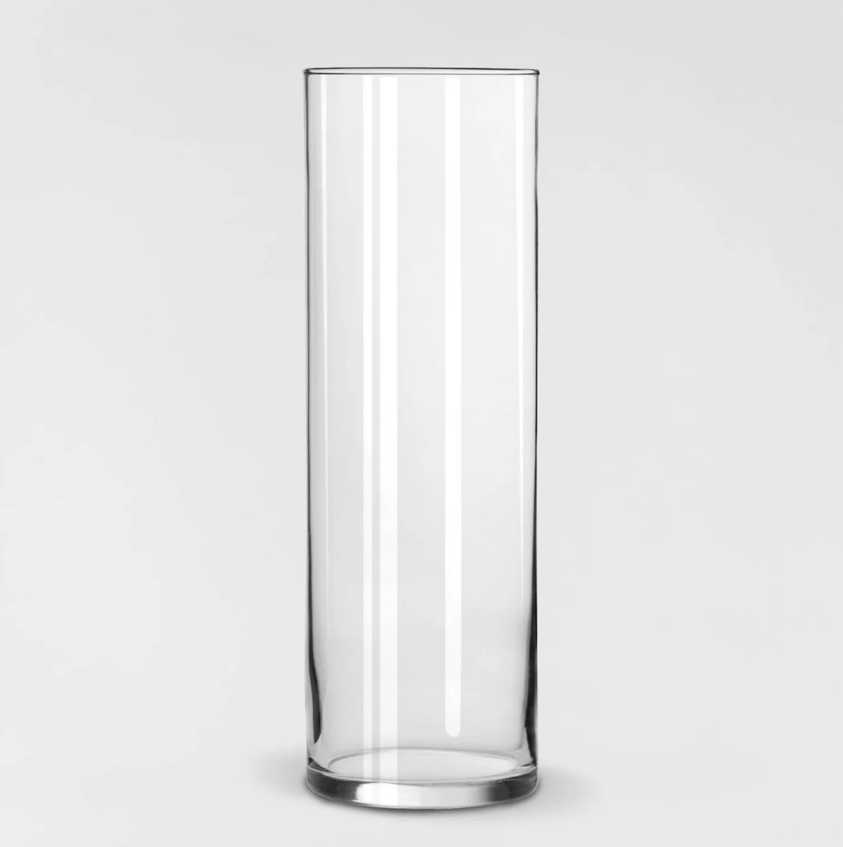 The clear cylinder vase