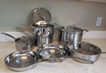 The stainless steel cookware set
