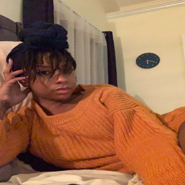 Reviewer wearing sweater in dark yellow 