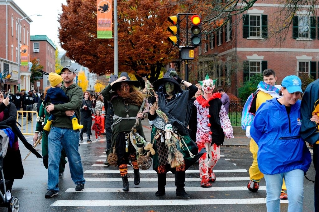 人们行走街头,在10月31日万圣节服装,2019年在马萨诸塞州的萨勒姆