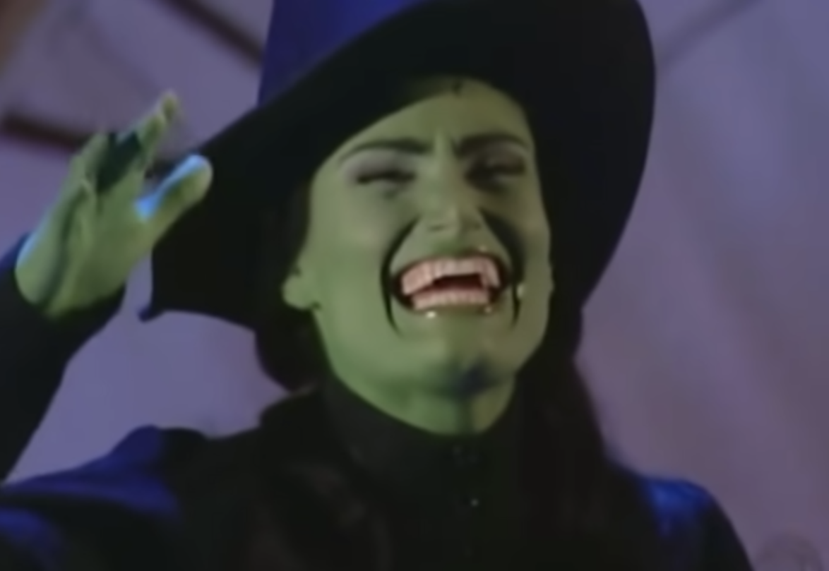 Idina Menzel performing Defying Gravity at the Tonys