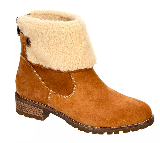 Camel boot with slight heel and grippy bottom. In suede with shearling interior. 