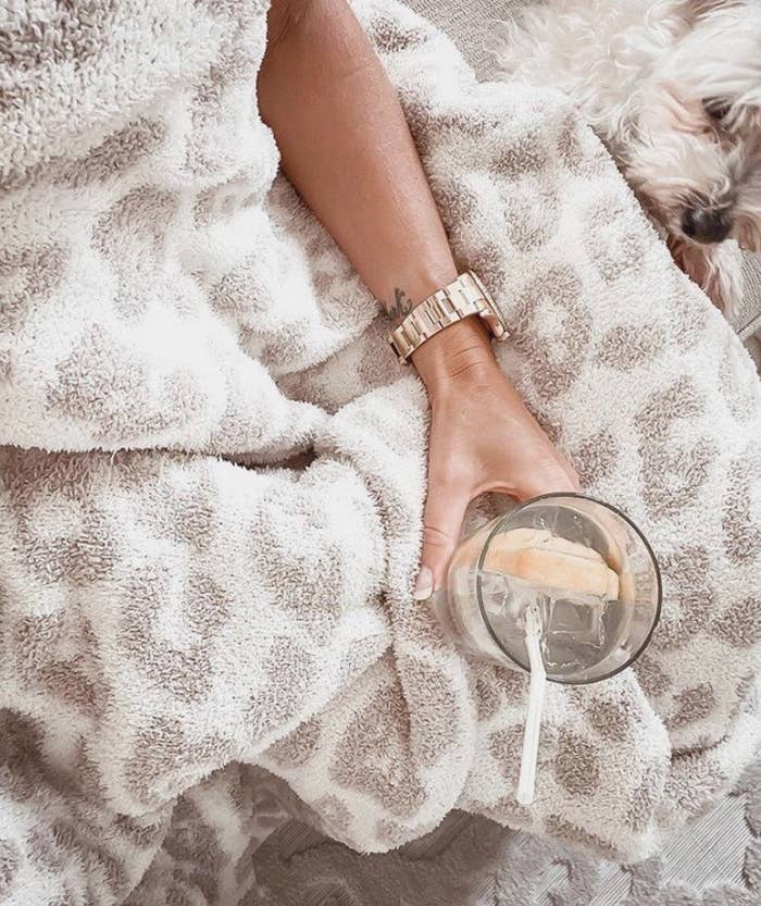 The fuzzy blanket in cream with a dark stone leopard print