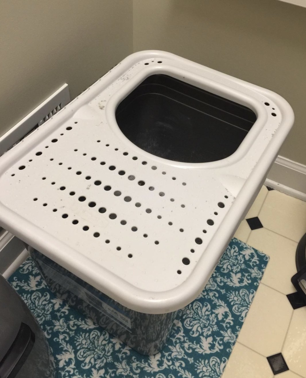 a  litter box that has an entrance at the top of the box with a white lid and grey crate