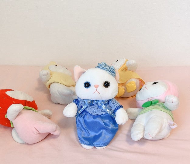 セリアの ぬいぐるみスタンド がむっちゃ便利 うちの子がちゃんと自立するなんて