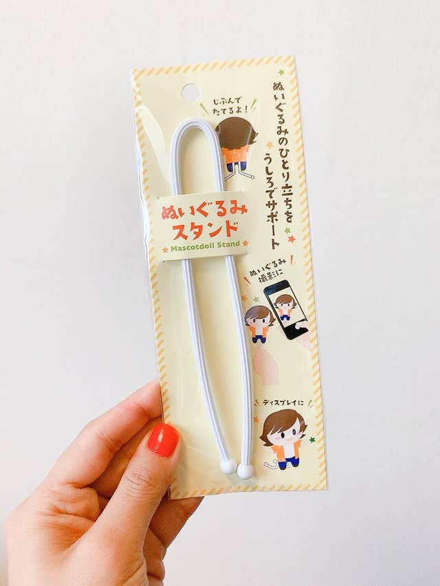 セリアの ぬいぐるみスタンド がむっちゃ便利 うちの子がちゃんと自立するなんて