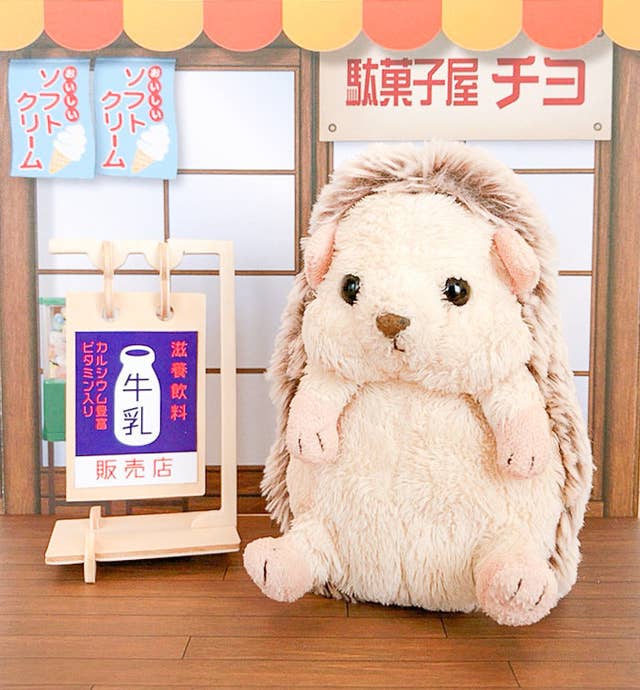 セリアの ぬいぐるみスタンド がむっちゃ便利 うちの子がちゃんと自立するなんて