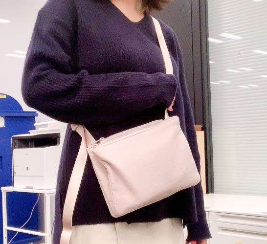 ポケット5つってすごくない ユニクロuのショルダーバッグ コンパクトなのにめっちゃ入る