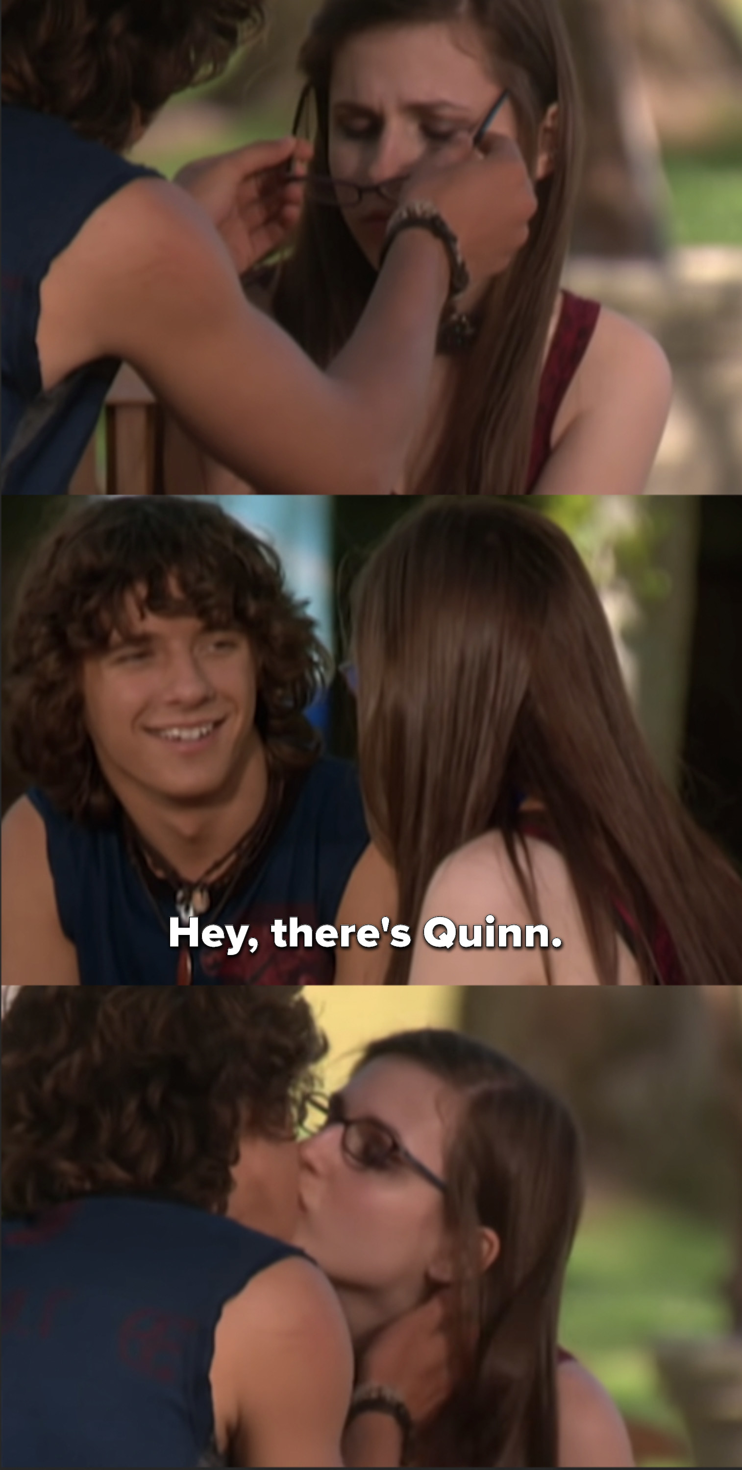 Logan把Quinn's眼镜戴回她身上，然后说'Hey, there's Quinn'和亲吻她
