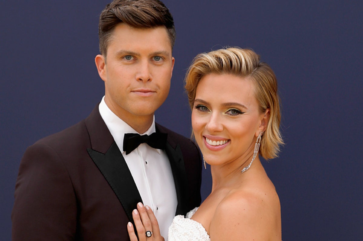 Scarlett Johansson & Ryan Reynolds' Buzzworthy Wedding Gift Revealed