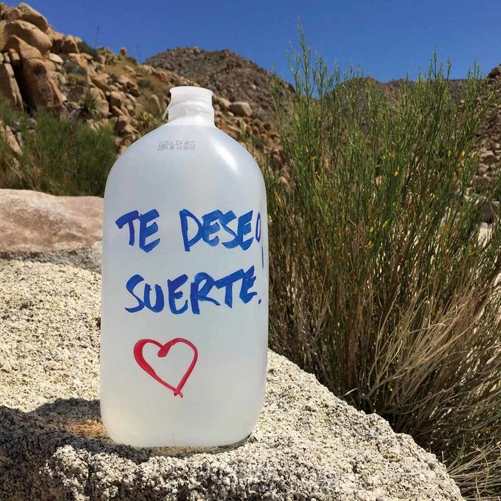 A jug of water with "Te deseo suerte!", which translates to "I wish you luck" written on it