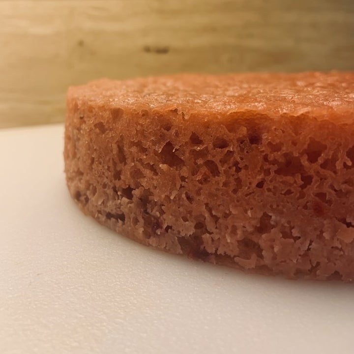 a cake even and flat after being cooked with the strips