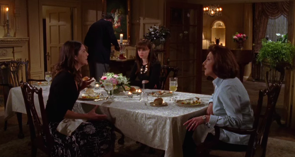 Lorelai,罗里,艾米丽在餐桌上相互吼叫