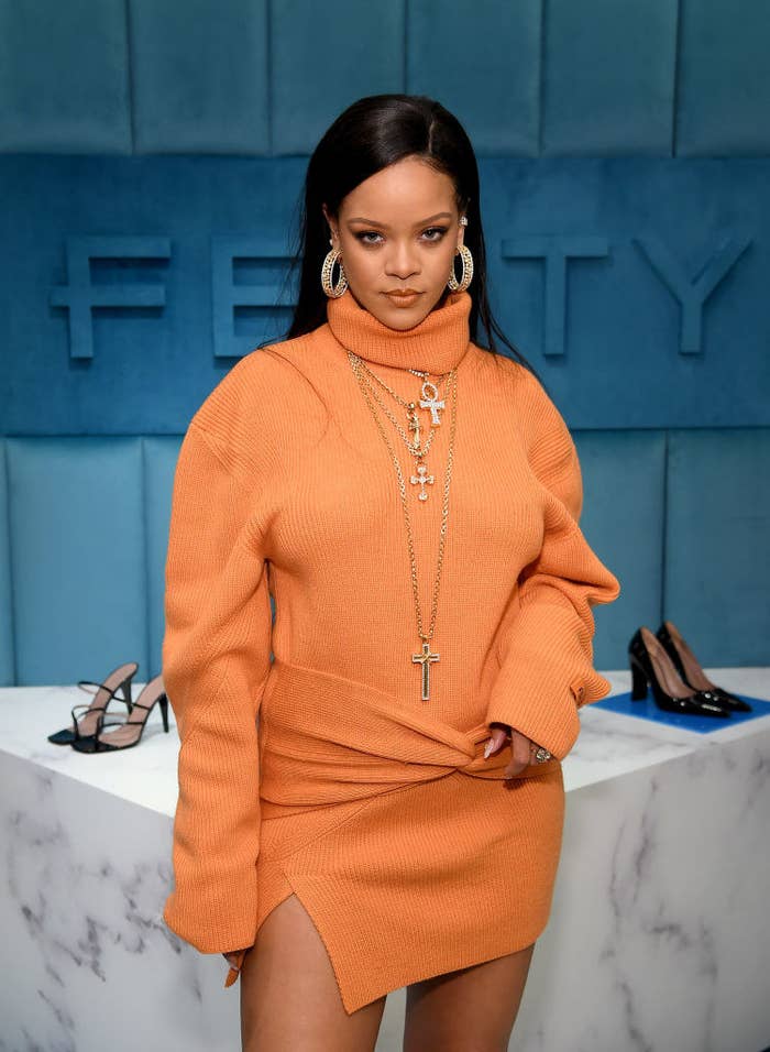 Rihanna pediu desculpas após ser criticada por utilizar uma música  repugnante e desrespeitosa em seu desfile