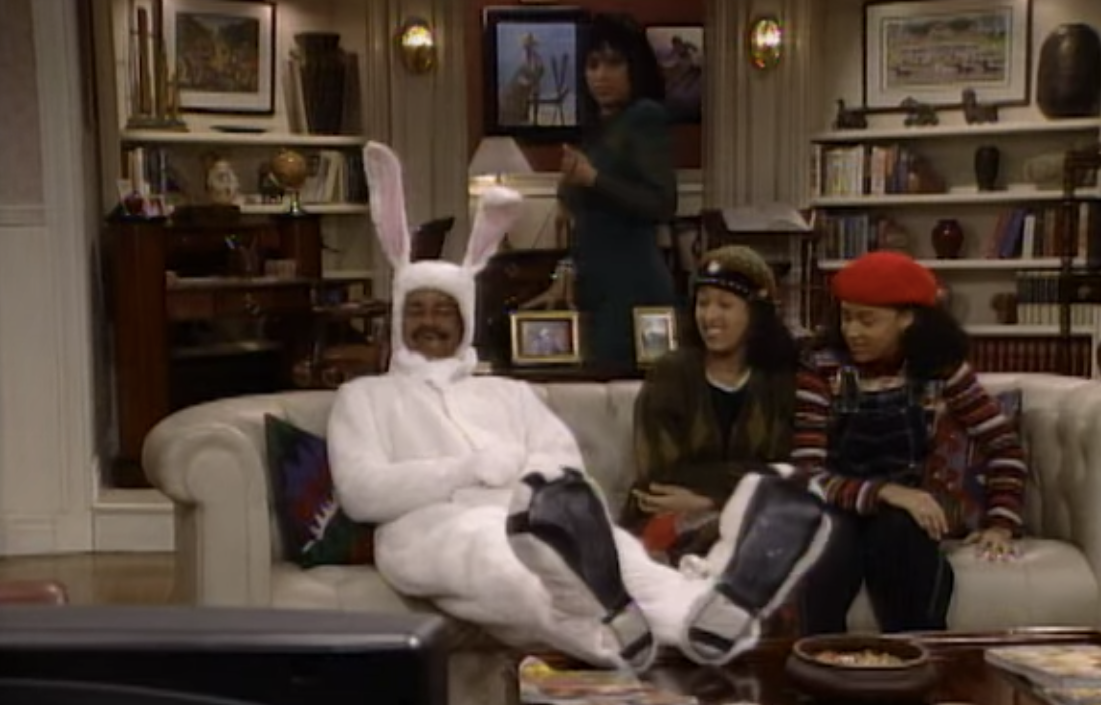 雷坐在沙发上的兔子服装Tia和Tamera旁边