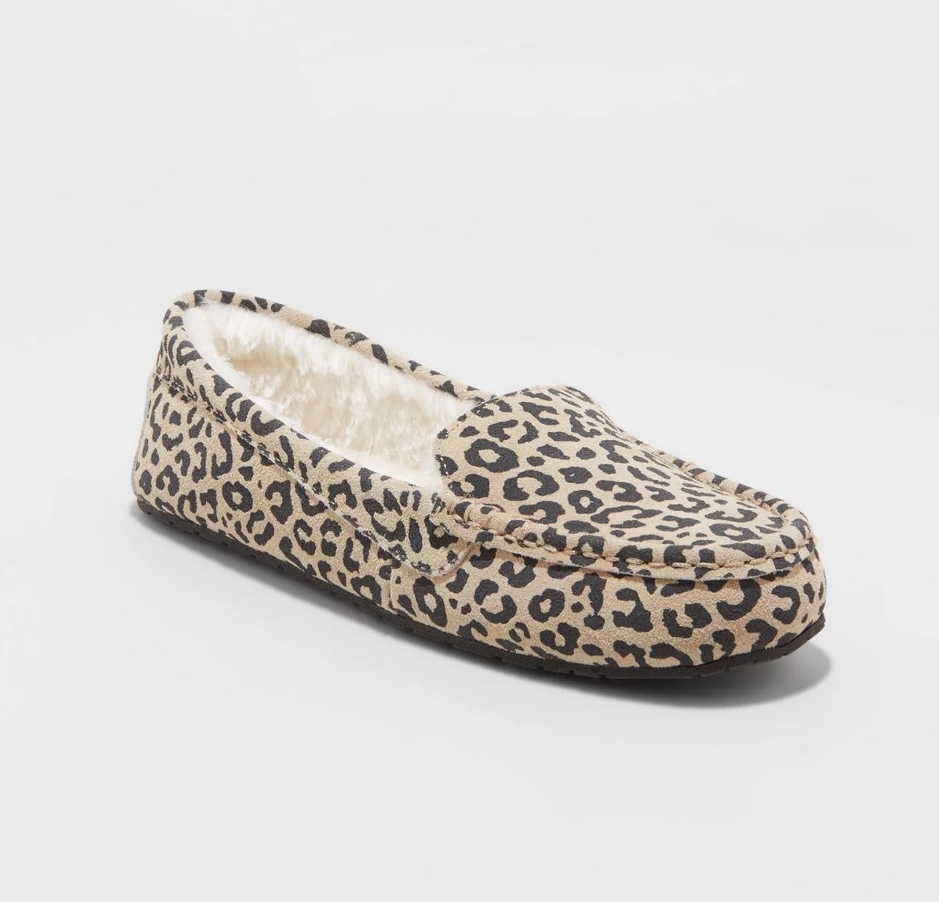 Beige cheetah print moccasins with white faux fur lining