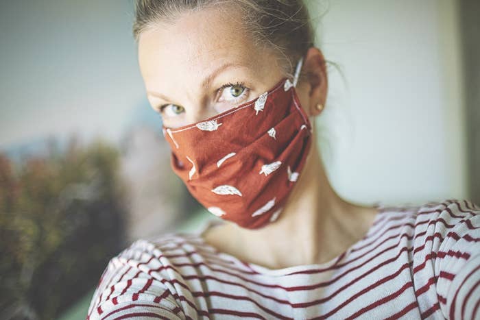 Une personne prend un égoportrait tout en portant un joli masque à motifs.