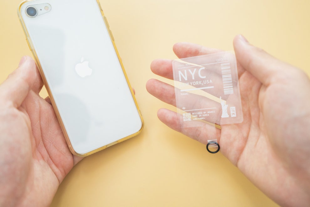 その発想はなかった ケースに挟むだけでできる スマホのストラップ がむっちゃ便利