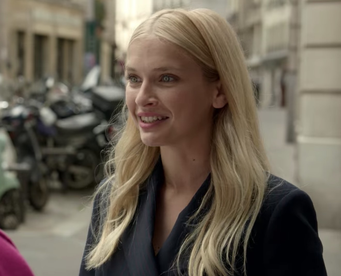 The bérret of Camille (Camille Razat) in Emily in Paris (S01E08