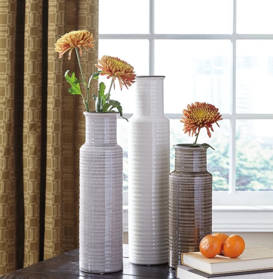 The three vases on table 