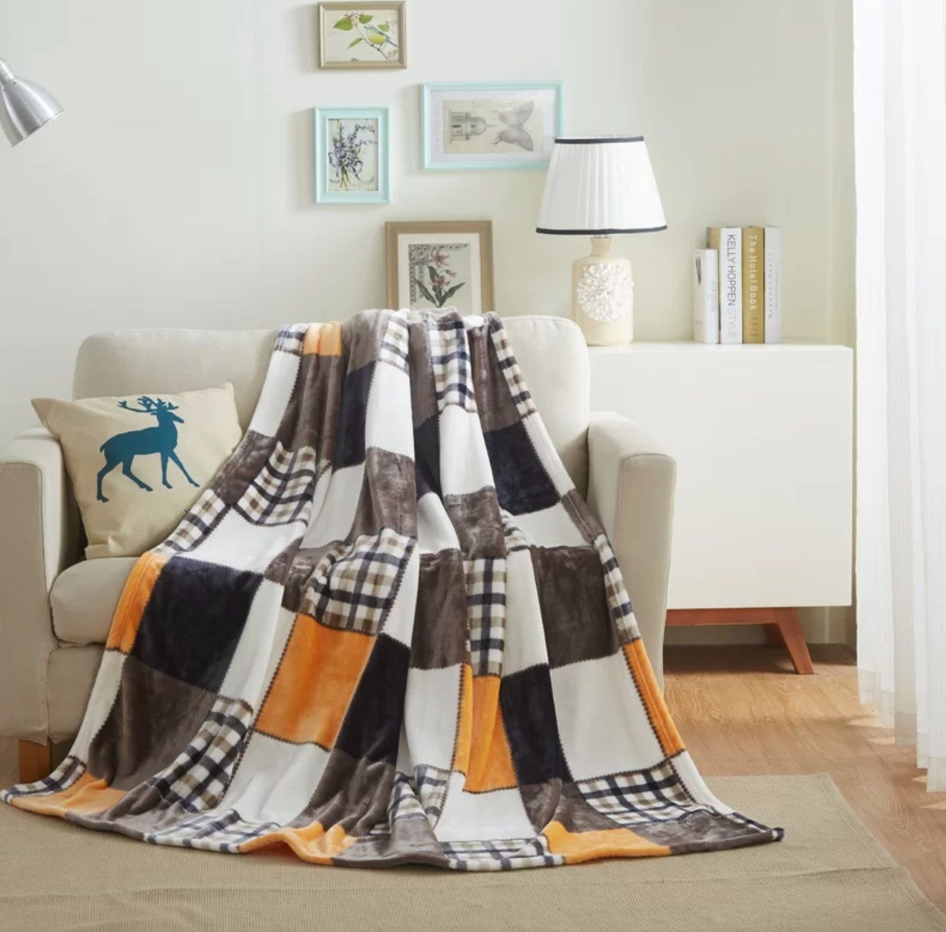 The farmhouse patchwork throw made of super-soft lightweight fleece