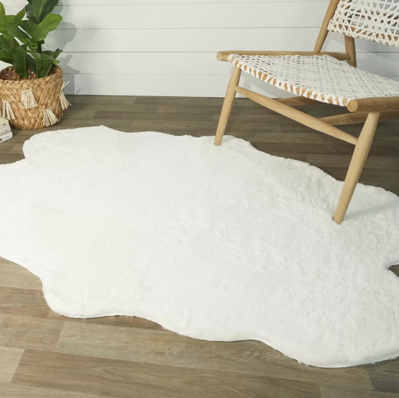 The shaggy faux sheepskin area rug in pure white