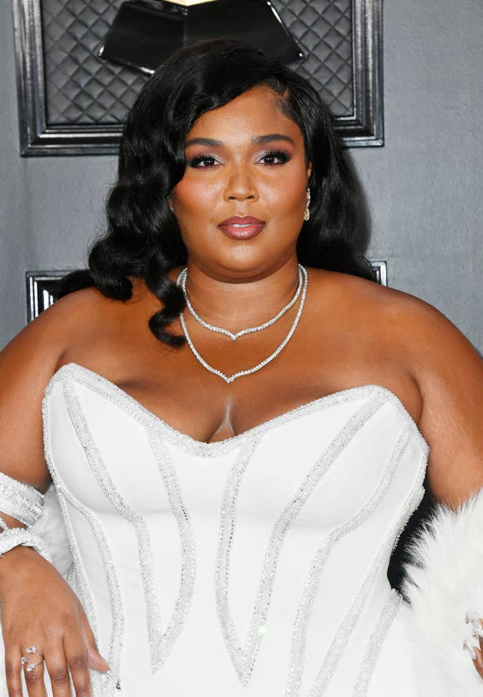 Lizzo trying to remove her nipple pasties is the most painful video