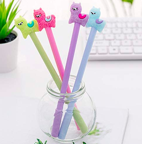 绿色,粉色,蓝色,紫色笔小毛茸茸的骆驼在小明的笔夹上