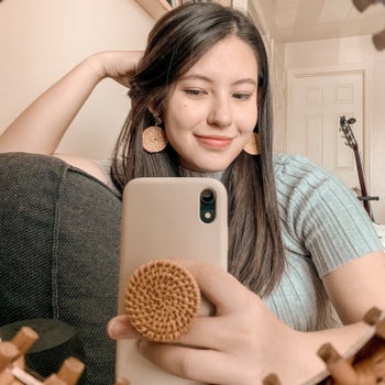 Person uses phone stand 