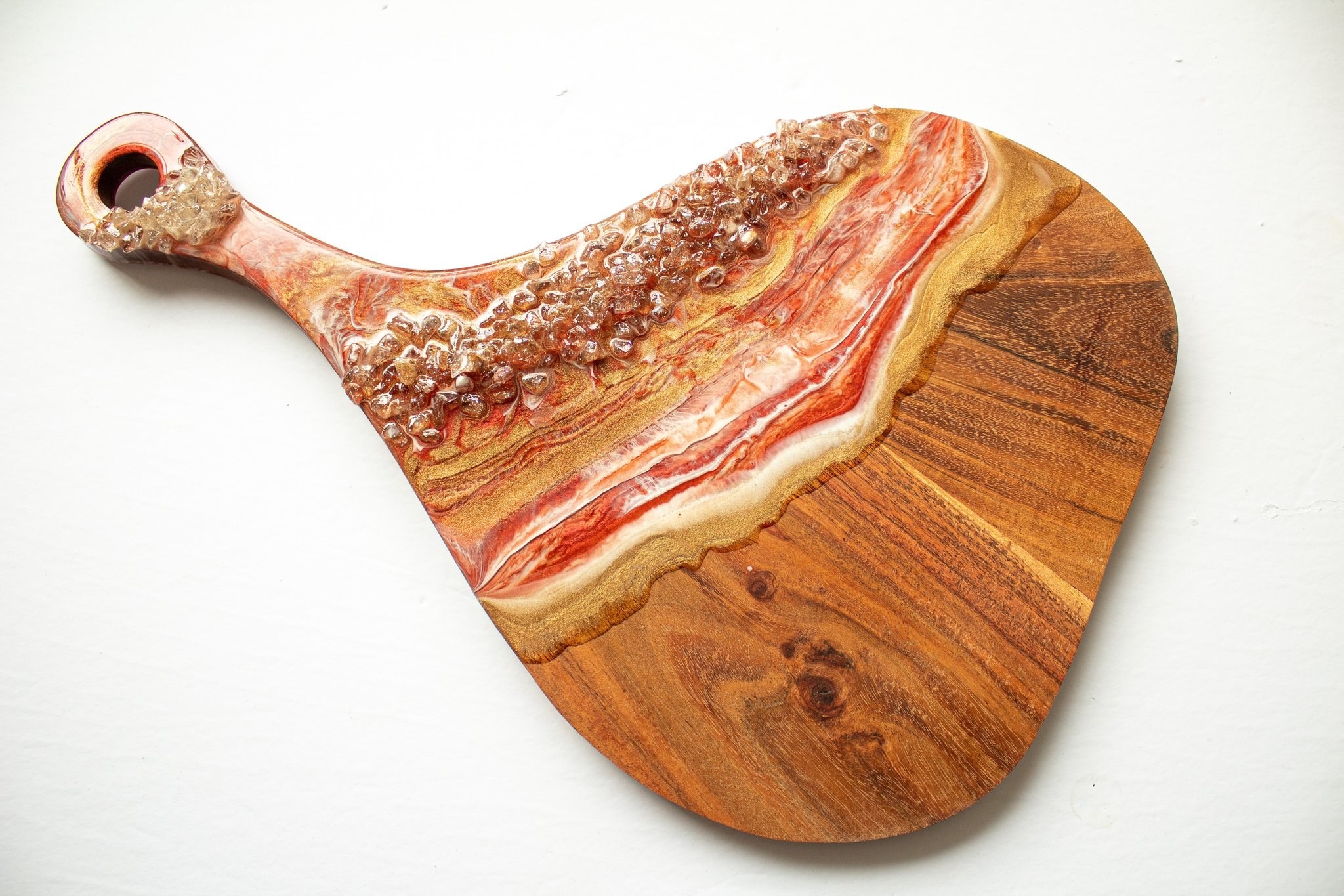 the paddle-shaped cutting board