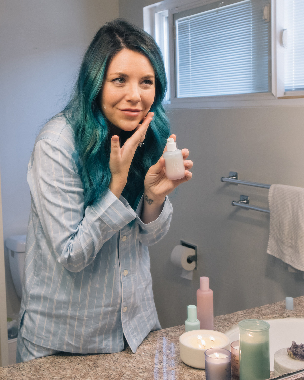 Hannah applies her customized Function of Beauty moisturizer.