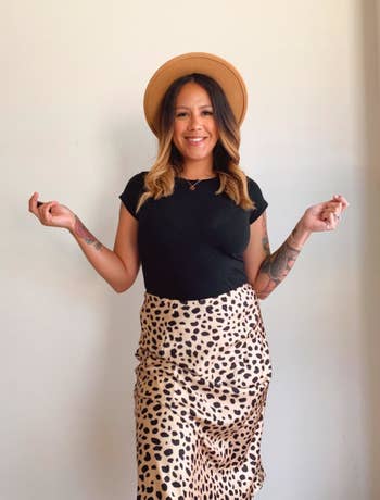 Reviewer wearing the aforesaid skirt with a elemental achromatic tee