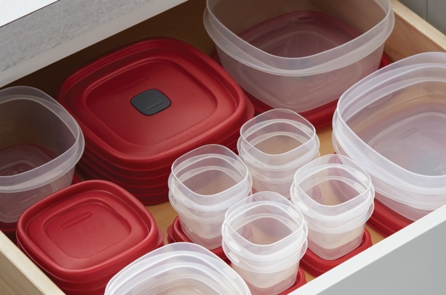 The various sized food containers with lids