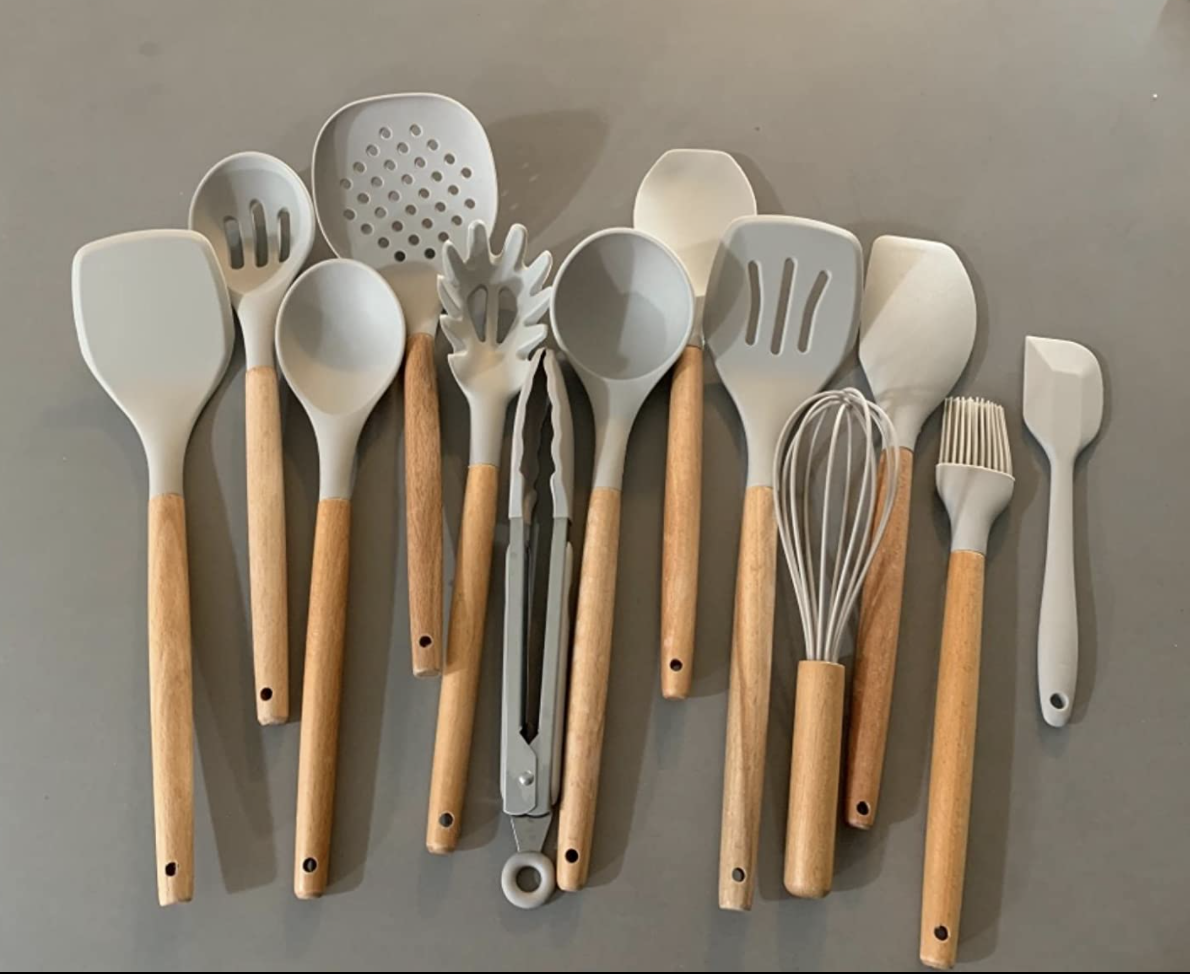 A reviewer's photo of the utensil set