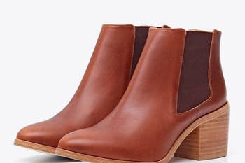 The heeled Chelsea boots in brandy