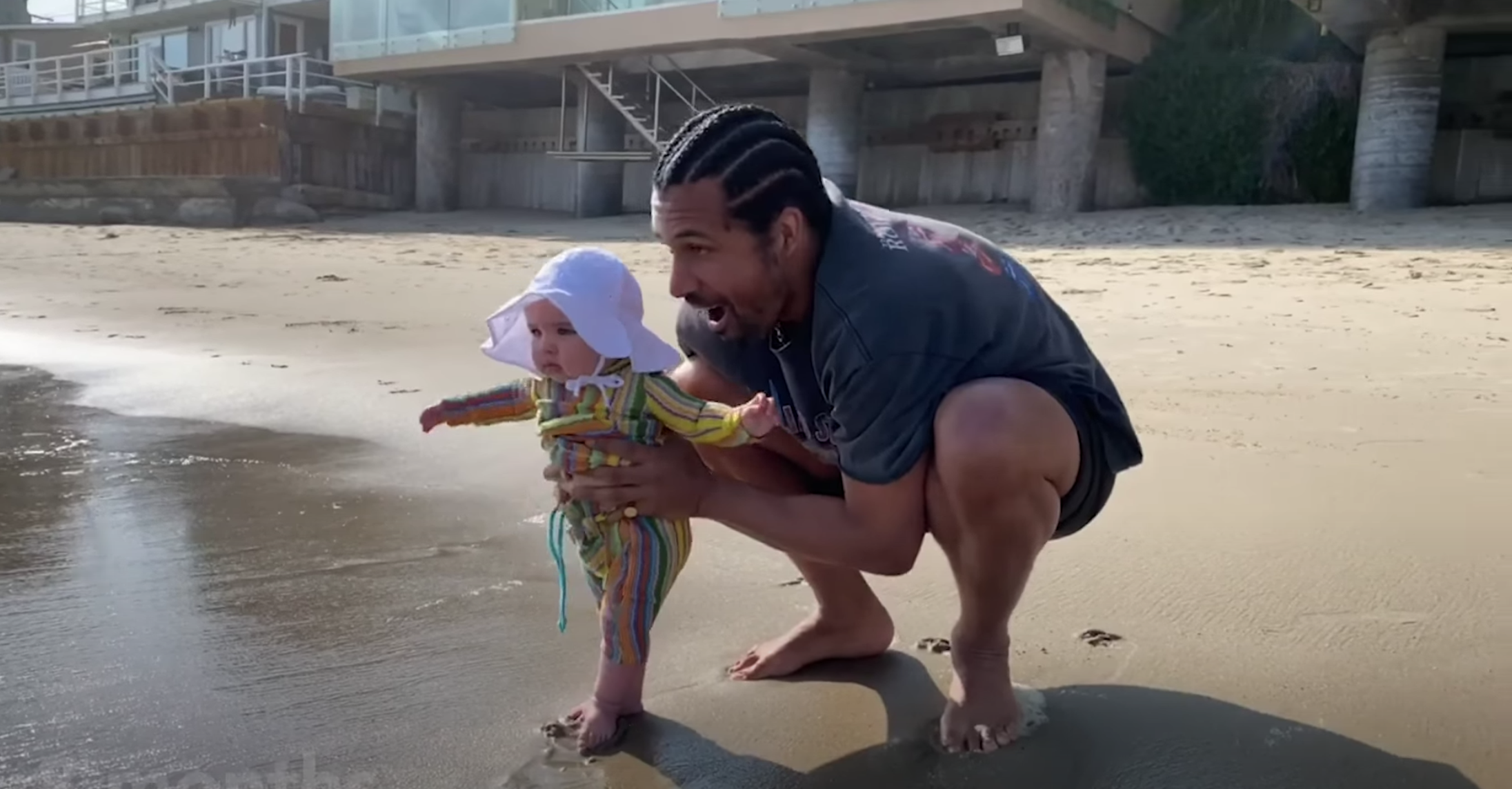 Atlas stands on the beach with dad, Matte Babel