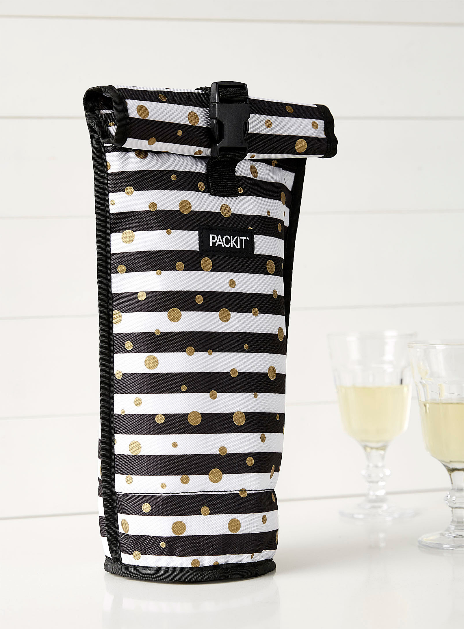 A wine bag that can be put in the freezer with a buckle