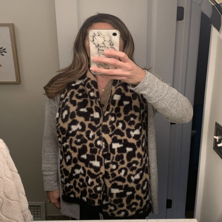 reviewer wearing the leopard scarf 
