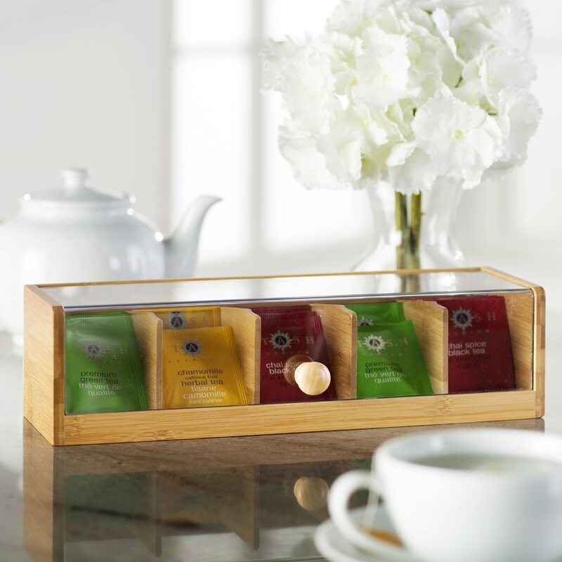 The bamboo tea box with a clear lid