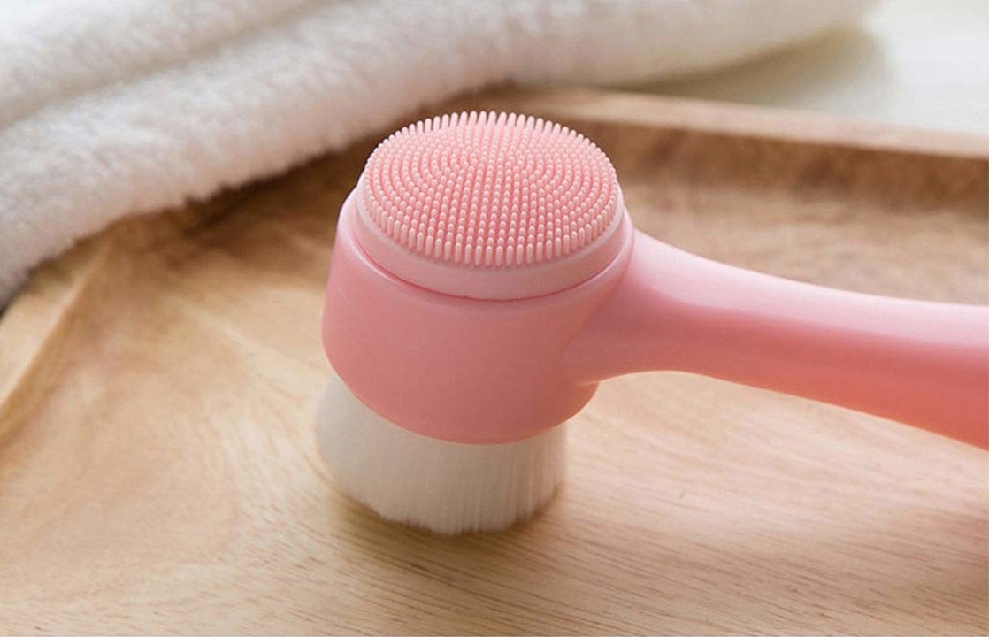 The pink brush with the double-sided head