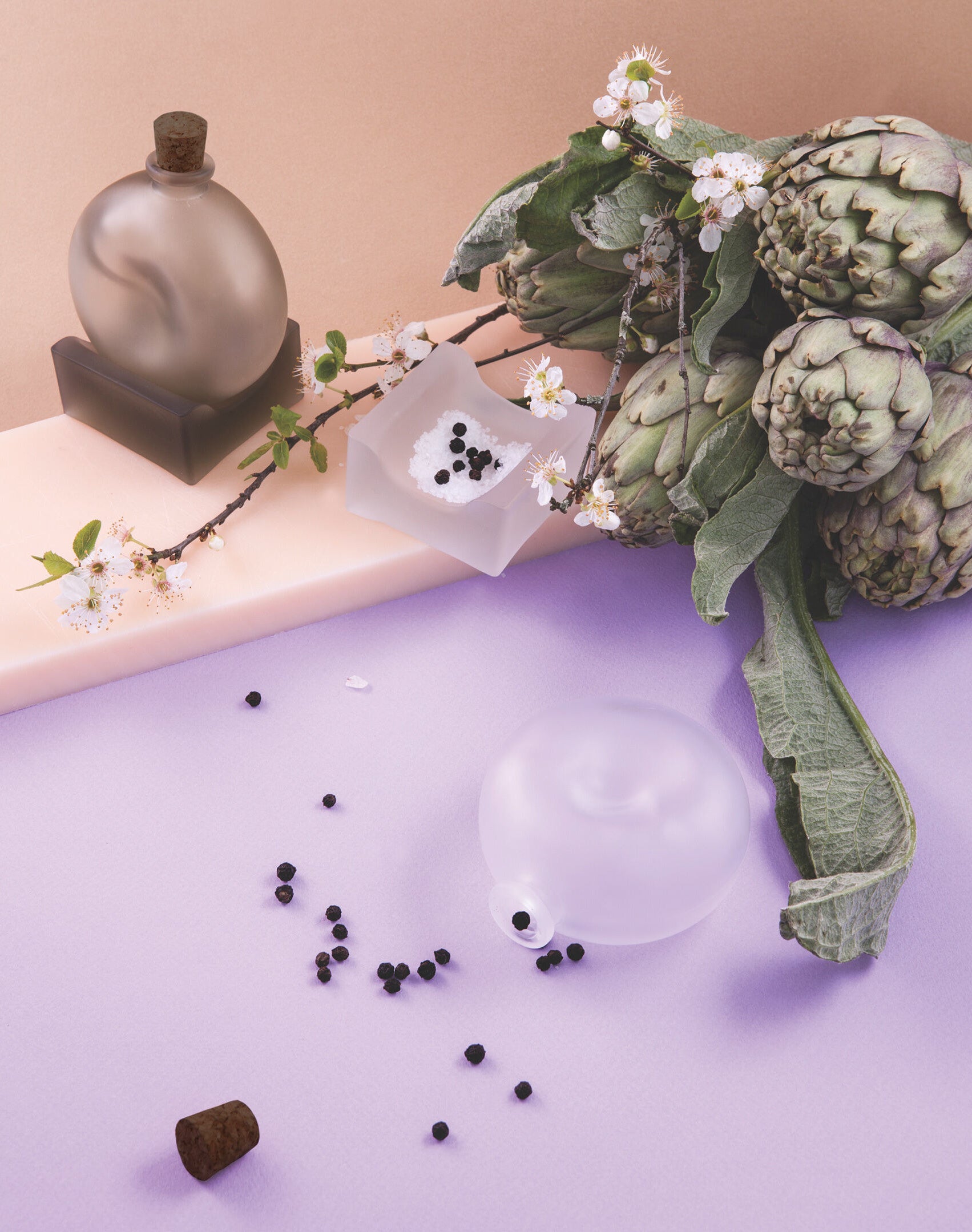 Salt and pepper shaker in frosted glass