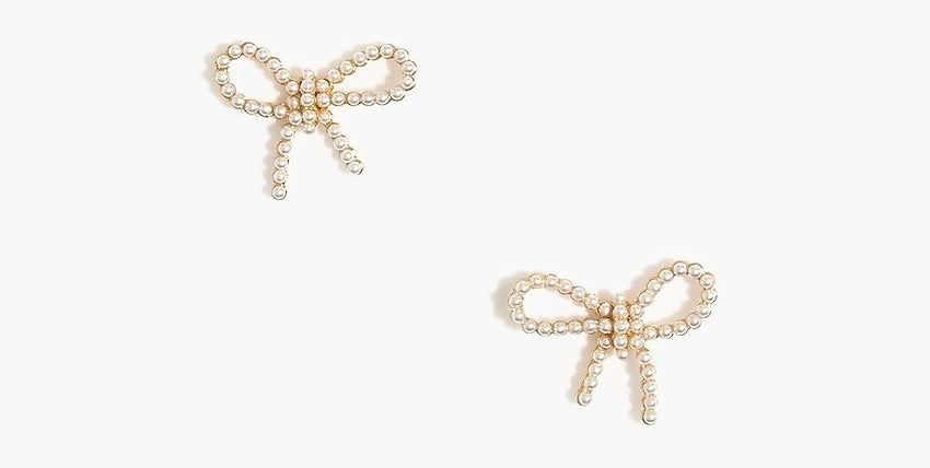 The bow-shaped pearl earrings