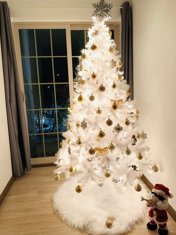 reviewer's Christmas tree with fluffy tree skirt