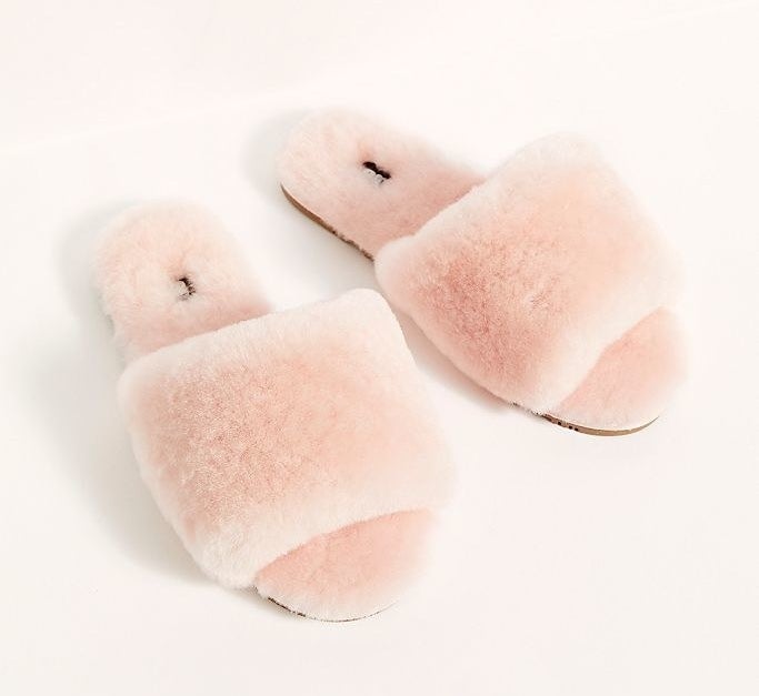 The slippers in the color rose