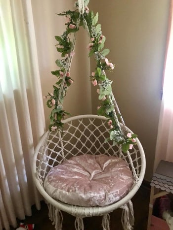 Another reviewer with the swing adorned with leafy flowers