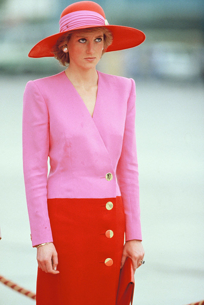 Princess Diana wearing a wide-brimmed hat, a shift dress with long sleeves and four large buttons, and large button earrings