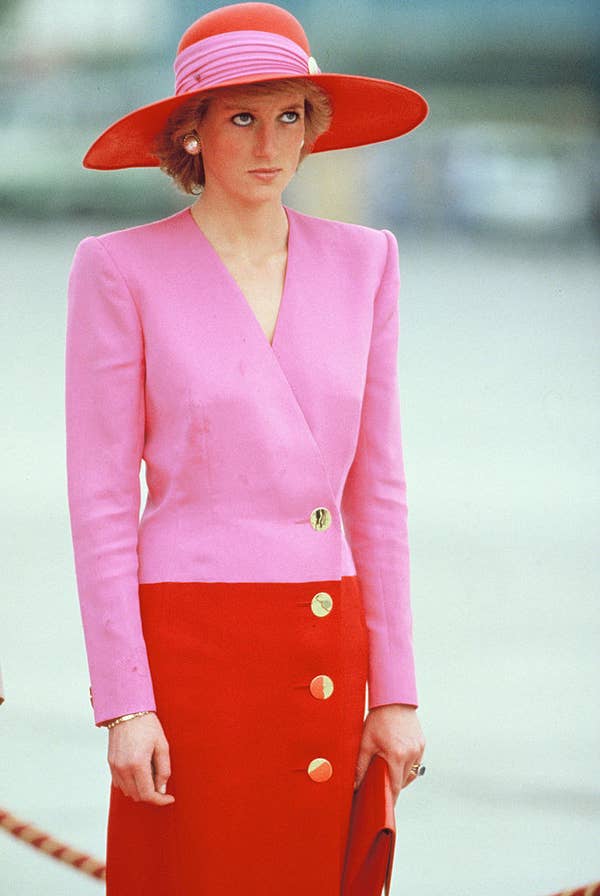 Плаття принцеси Діани: Рожево-червоне плаття-сукня з супутнім капелюхом
