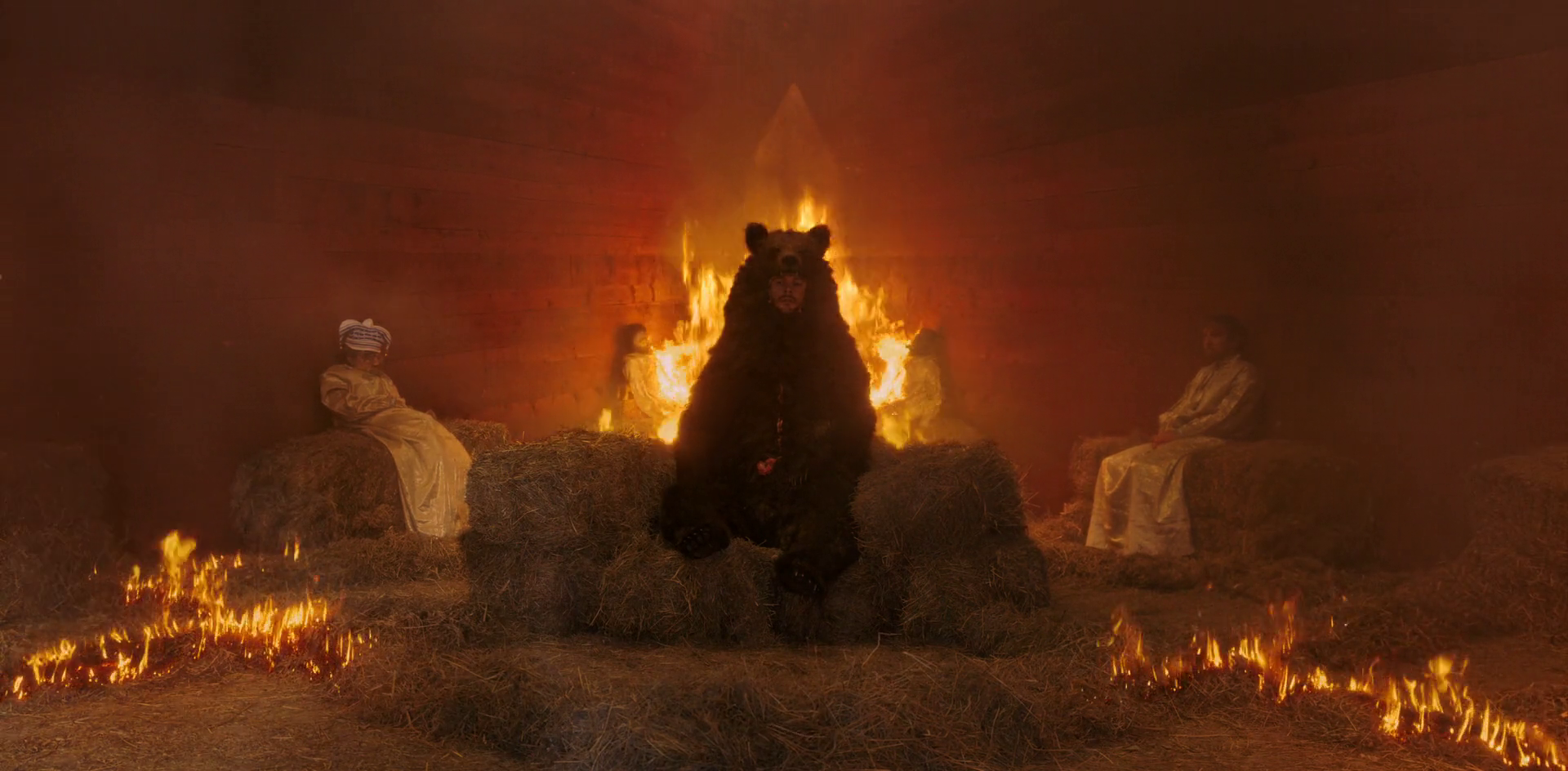 Christian dentro de uma pele de urso dentro de uma casa pegando fogo