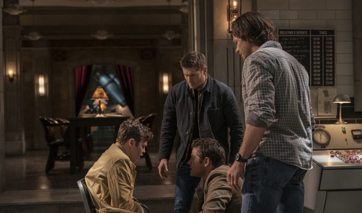 Castiel, Dean e Sam conversando com um homem