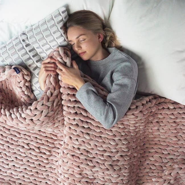 The chunky knit blanket in pink velvet